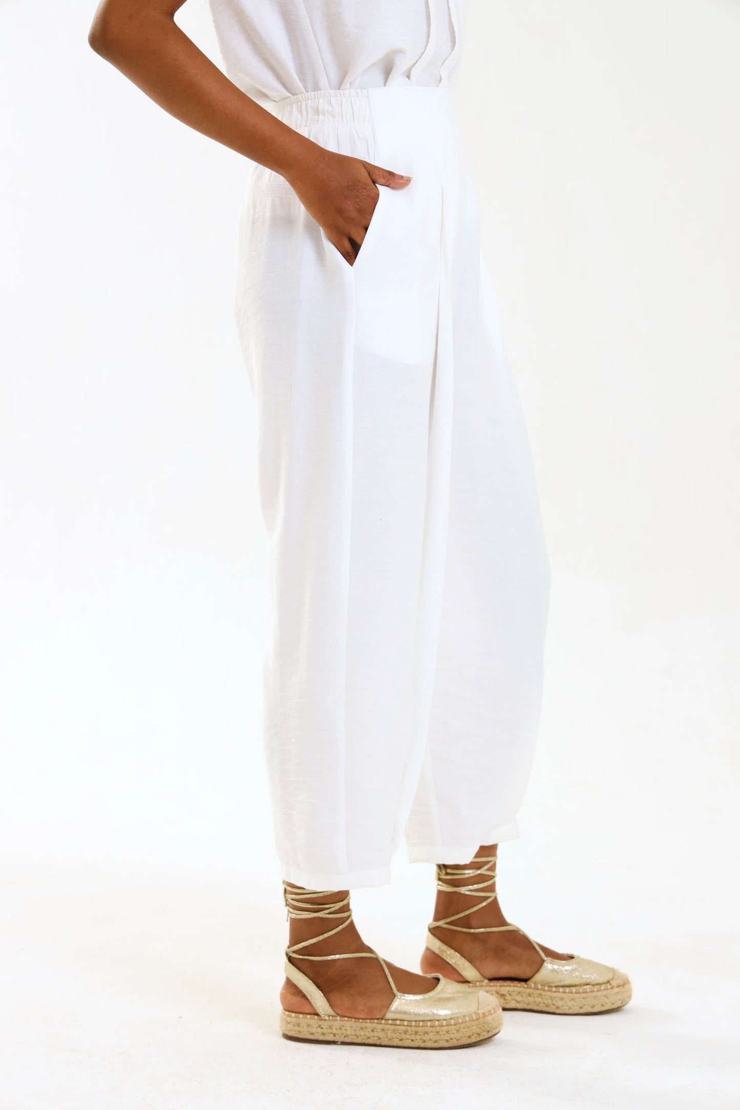 BARREL PLEATED PANTS / CRYPTO WHITE