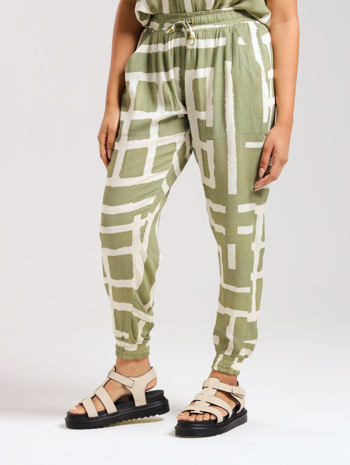 RELAXED JOGGERS / OLIVE MUDCLOTH