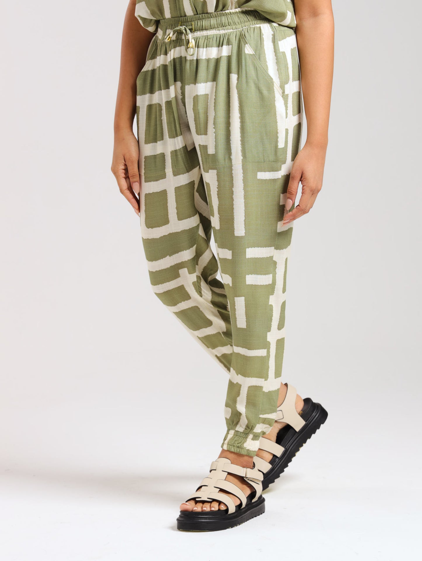 RELAXED JOGGERS / OLIVE MUDCLOTH