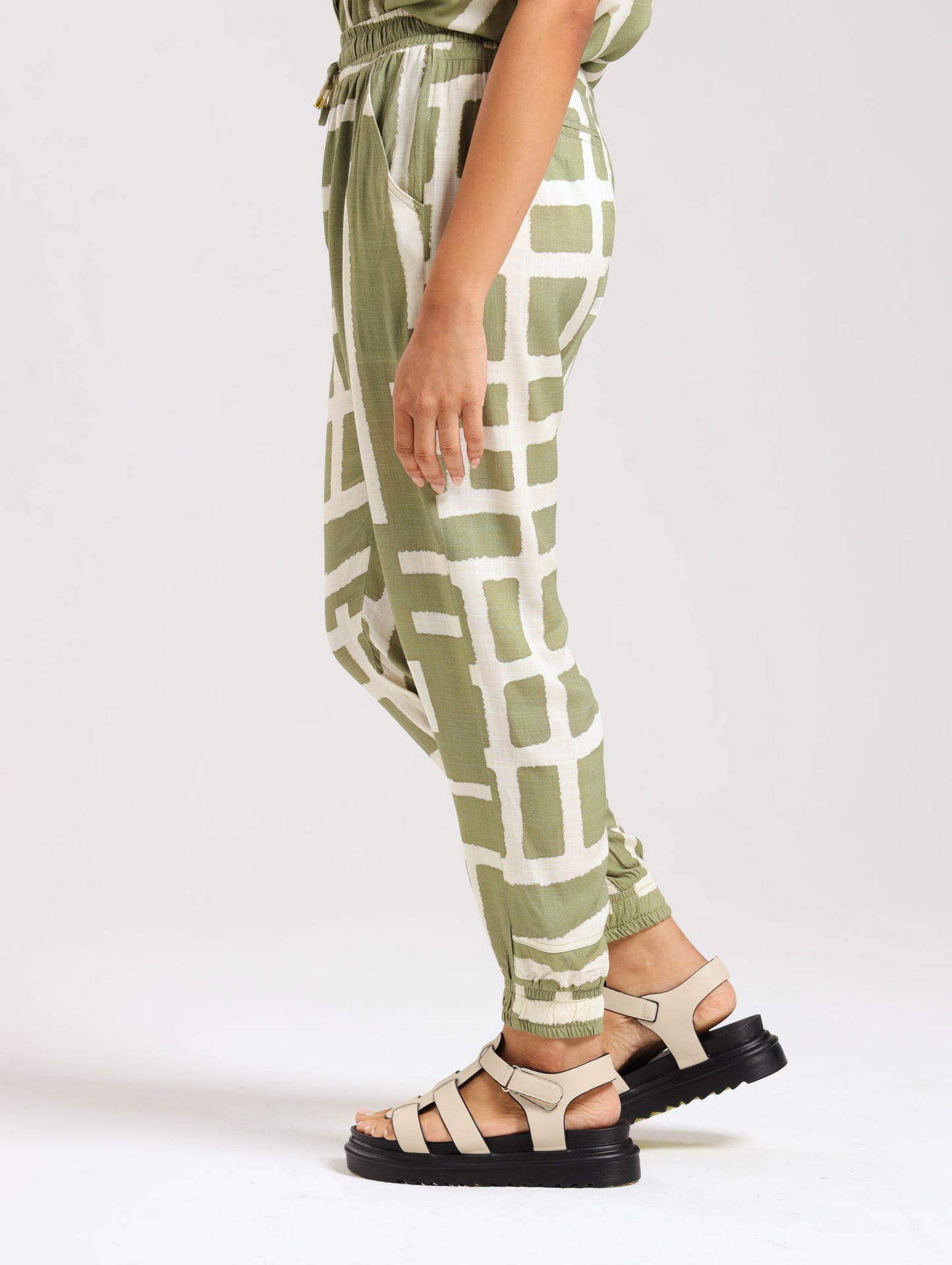 RELAXED JOGGERS / OLIVE MUDCLOTH