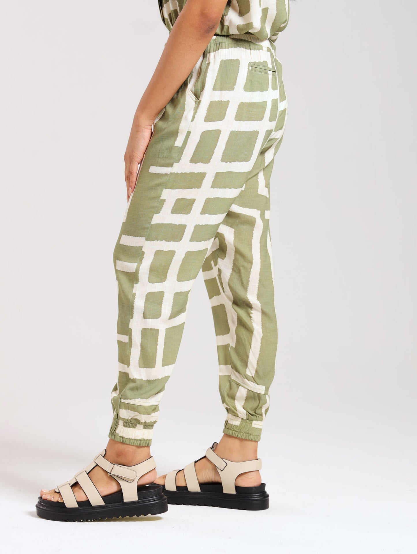 RELAXED JOGGERS / OLIVE MUDCLOTH