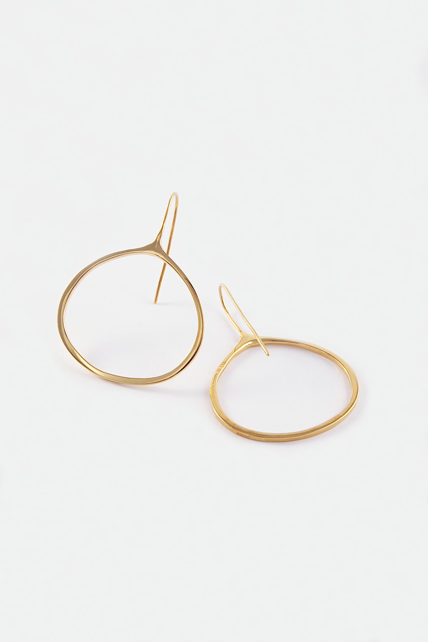 KIRSTEN GOSS / ONION FRAME EARRINGS