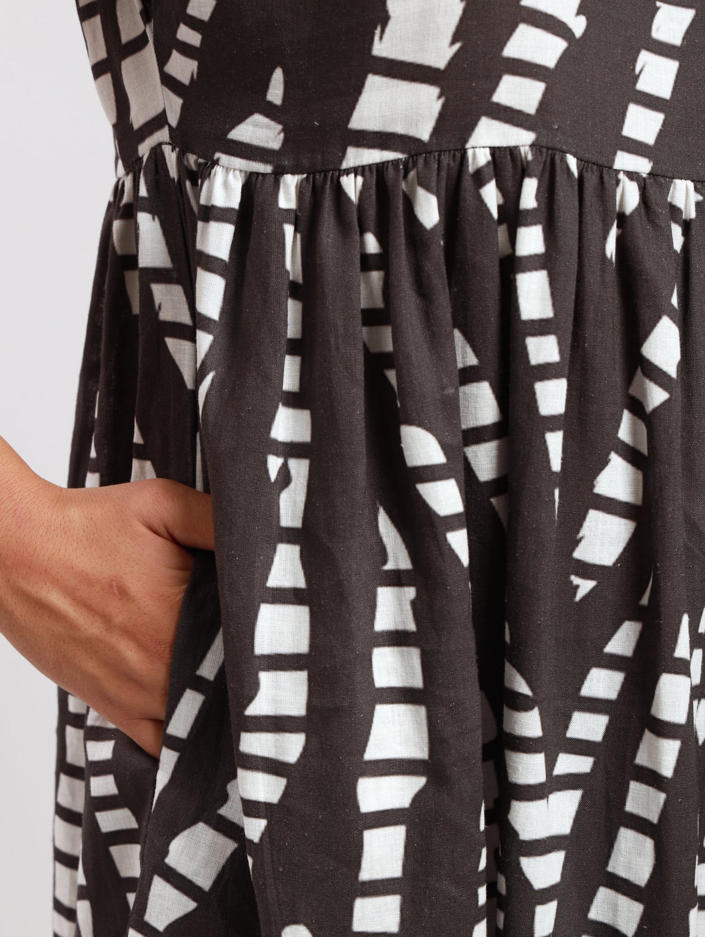 BOXY MIDI DRESS / B&W ABSTRACT